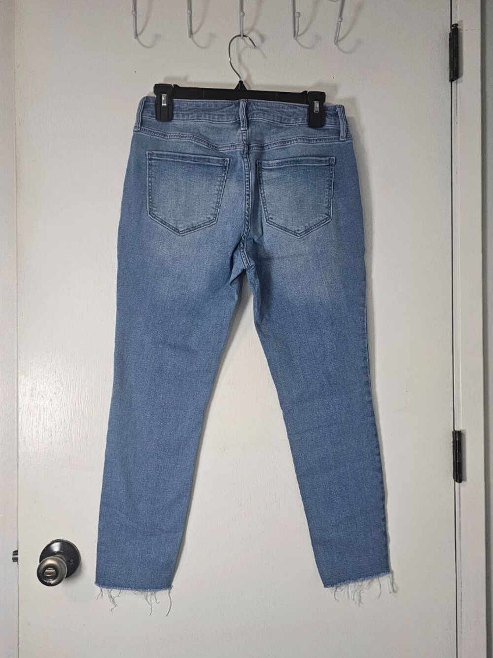 Old Navy Rockstar Super Skinny Jeans Raw Hem Light Wash Distressed Size 8 Petite - Picture 3 of 9